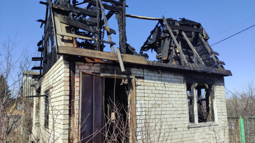 В Расловке загорелись сразу две дачи