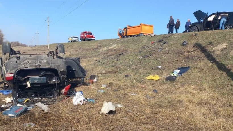 В аварии под Новыми Бурасами погибли два пенсионера из Nissan. Водителя иномарки госпитализировали