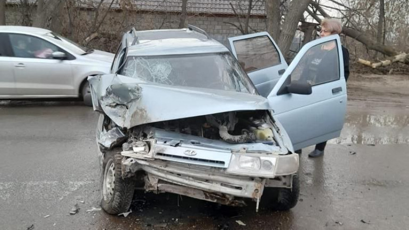 Утром в Вольске столкнулись иномарка и Лада. Пострадали две женщины