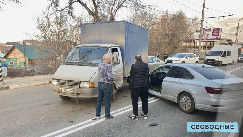 Движение по мосту Саратов-Энгельс оказалось заблокировано из-за ДТП