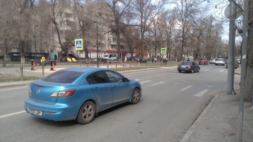 В центре Саратова юноша на Мазде сбил пенсионера, сдавая назад