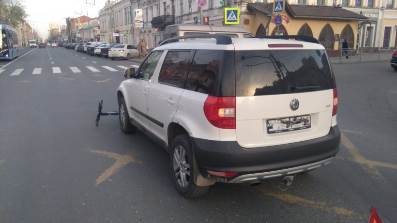 В центре Саратова после аварии с иномаркой пострадал подросток на электросамокате