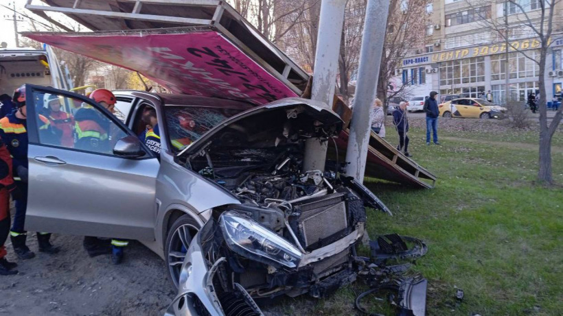 В Саратове BMW протаранил опору рекламного щита. Два человека пострадали