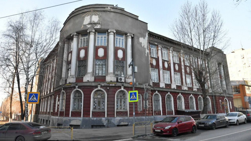 Бусаргин поручил восстановить здание саратовской школы 2