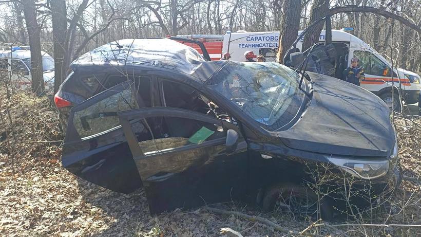 На Кумысной поляне водитель Hyundai врезался в дерево и погиб. В больнице оказалась пассажирка