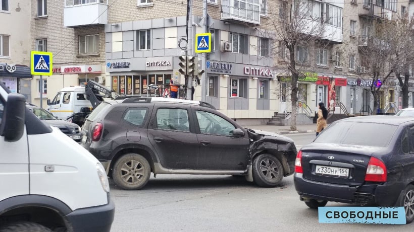 В центре Саратова из-за сломавшегося светофора произошло ДТП