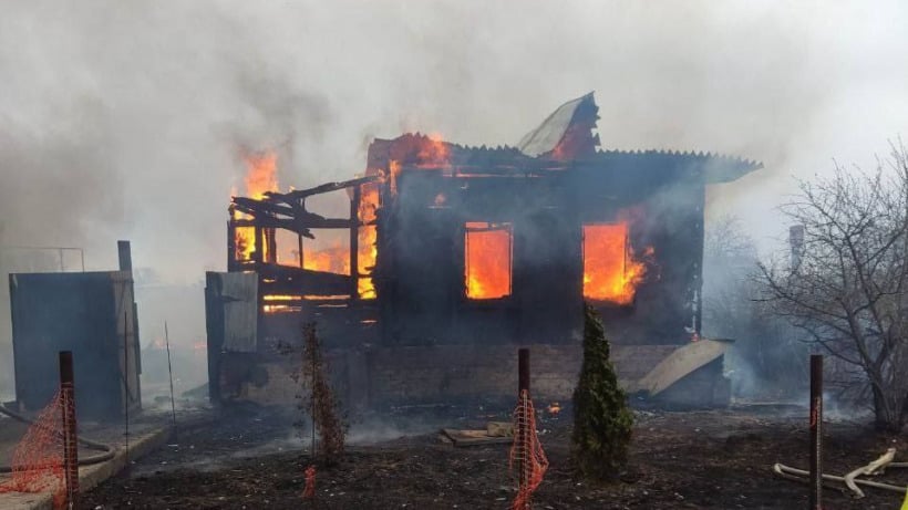 Пожилая пара спаслась, но лишилась дома из-за пожара под Балаковом