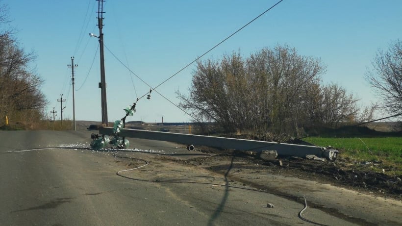 В Юбилейном на проезжую часть упал столб