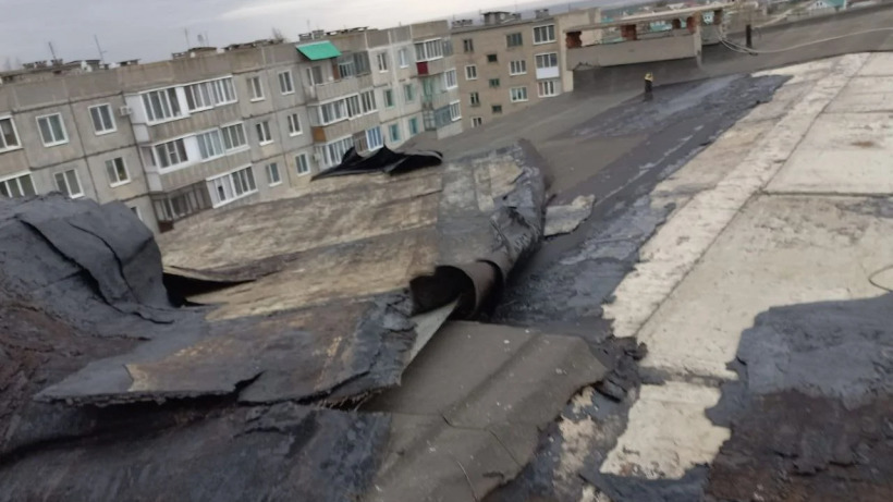 Под Хвалынском ураганным ветром сорвало кровлю пятиэтажки