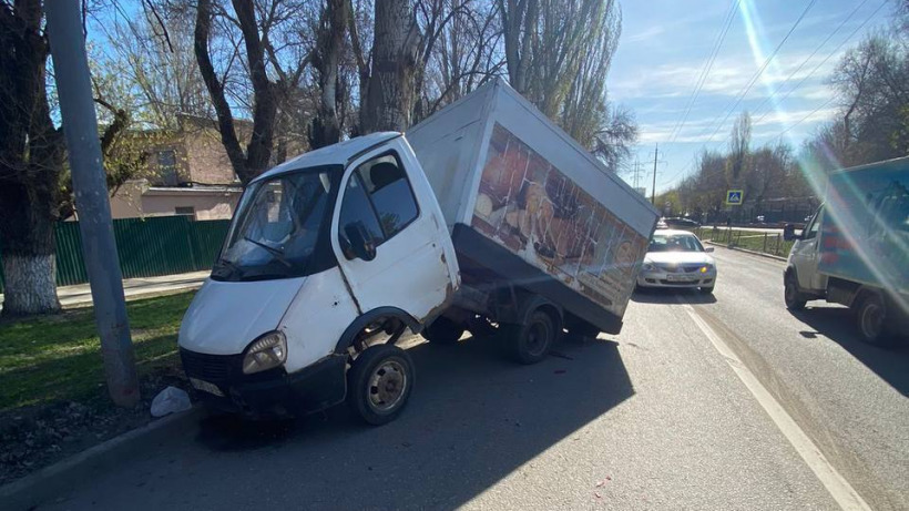 В Саратове ГАЗель переломилась пополам от столкновения с деревом