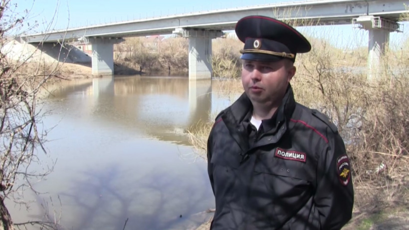 В Пугачеве полицейские и очевидец спасли тонущего мужчину