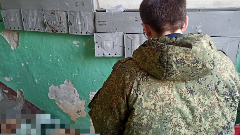 В подъезде саратовского дома нашли тело неизвестного мужчины
