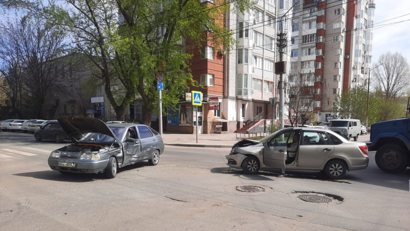 Водитель Гранты протаранил двенадцатую на саратовском перекрестке и попал в больницу
