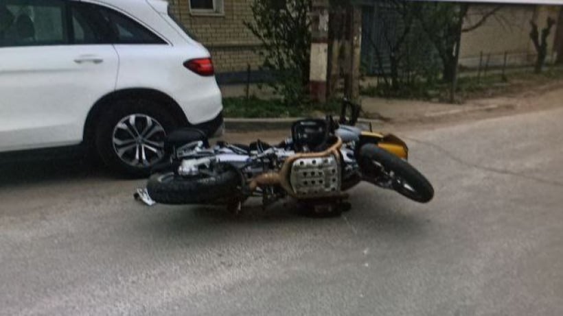 В Энгельсе водитель мотоцикла попал в больницу после столкновения с Грантой