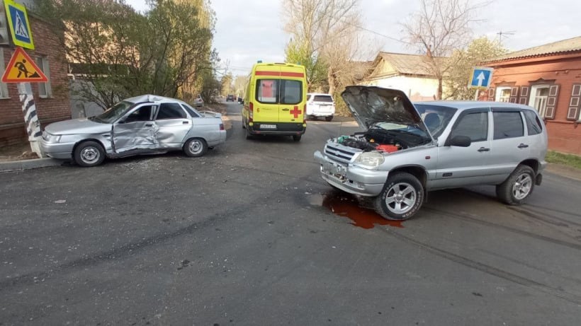 Утром в Энгельсе водитель «десятки» пострадал в ДТП с внедорожником