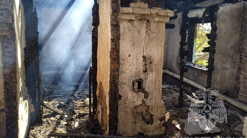 Под Перелюбом пожарные успели вывести пьяного сельчанина из горящего дома