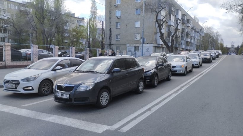 Две иномарки столкнулись на улице Серова. Пострадала пожилая женщина