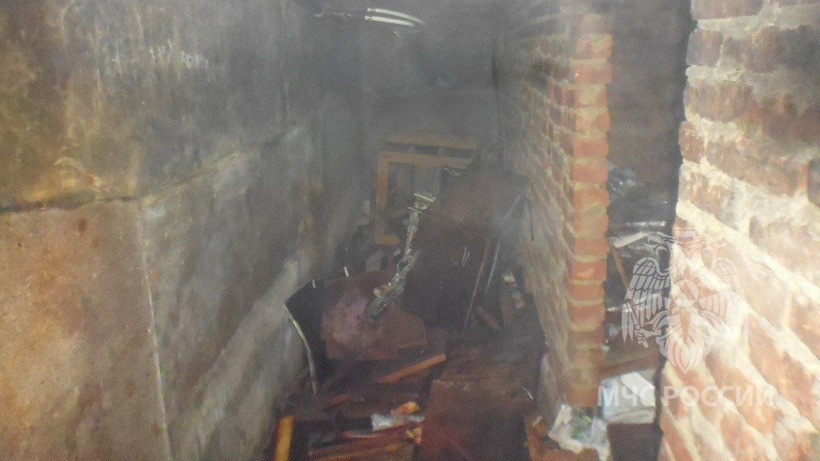 На пожаре в Базарном Карбулаке из горящей двухэтажки эвакуировали пенсионера-инвалида