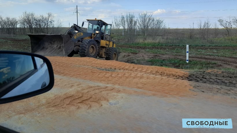 Под Балаковом грузовик рассыпал зерно по дороге