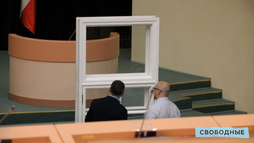 На заседание саратовского градозащитного совета принесли огромное окно по дореволюционным технологиям