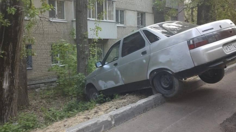 Очевидцы: В Саратове автомобиль завис над проезжей частью