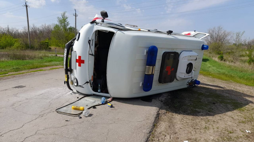Фельдшер пострадала при столкновении машины скорой помощи и Форда в Саратовской области
