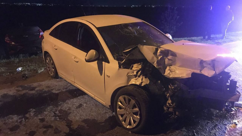 В Энгельсе водитель Соляриса пострадал после столкновения с Шевроле