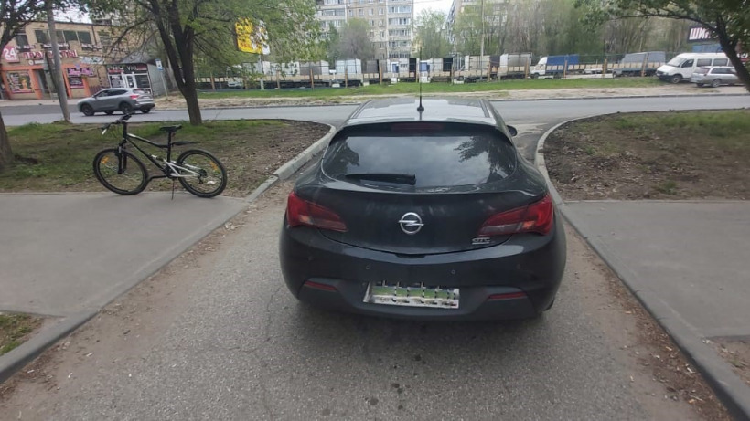 В Саратове 16-летний подросток на велосипеде врезался в иномарку и попал в больницу