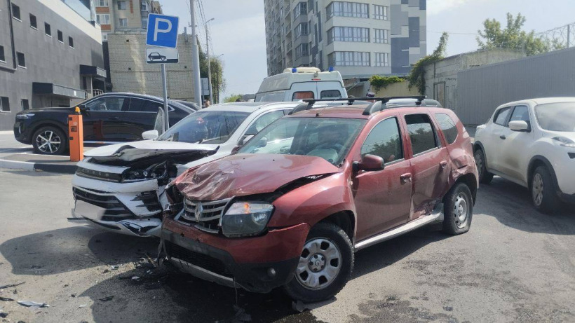 На Славянской площади в Саратове произошло массовое ДТП