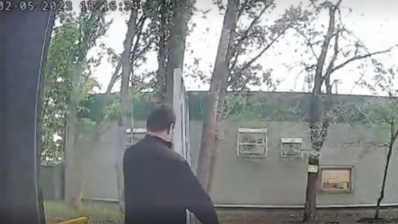 Двух саратовцев отправили под подписку о невыезде из-за кражи новых дверей лифта