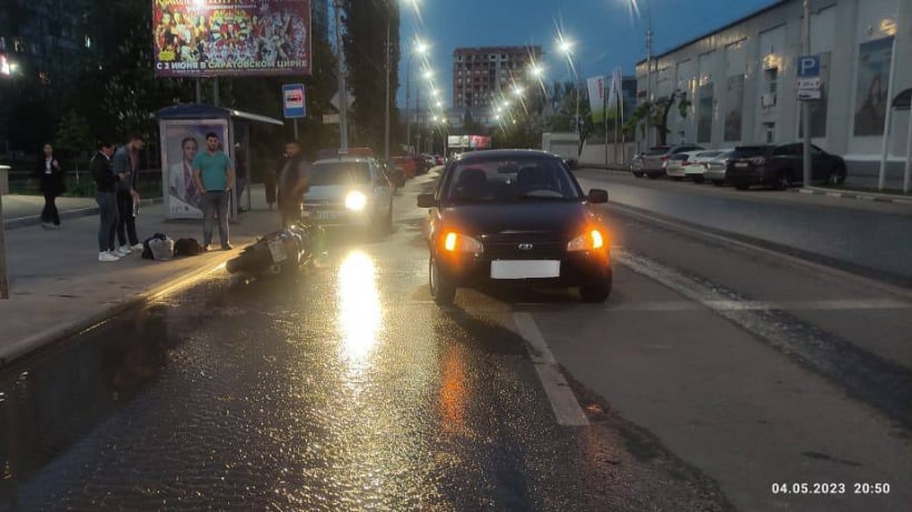 В Саратове мотоциклист врезался в «Калину» и попал в больницу