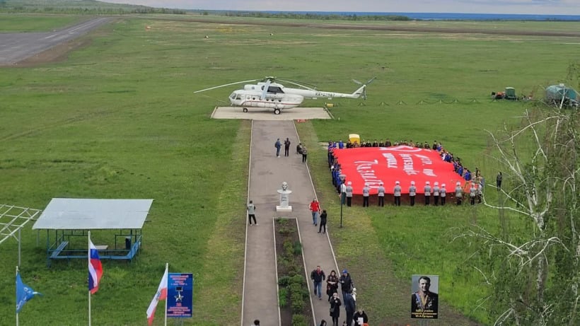 Пилоты «Русских авиационных гонок» доставили в Саратов копию Знамени Победы