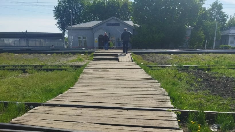 В центре Аркадака пожилые люди подлезают под поездами, днями ожидающими погрузки