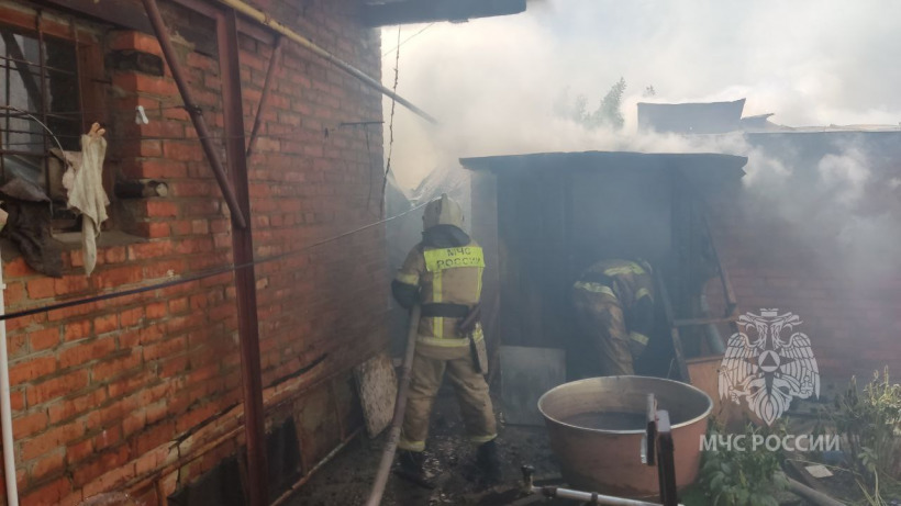Пять пожарных расчетов тушили постройки во дворах в Кировском районе Саратове