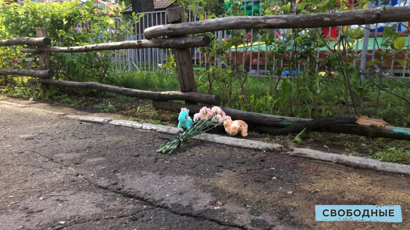 К месту гибели девочки и пенсионерки в саратовском горпарке начали приносить цветы и игрушки