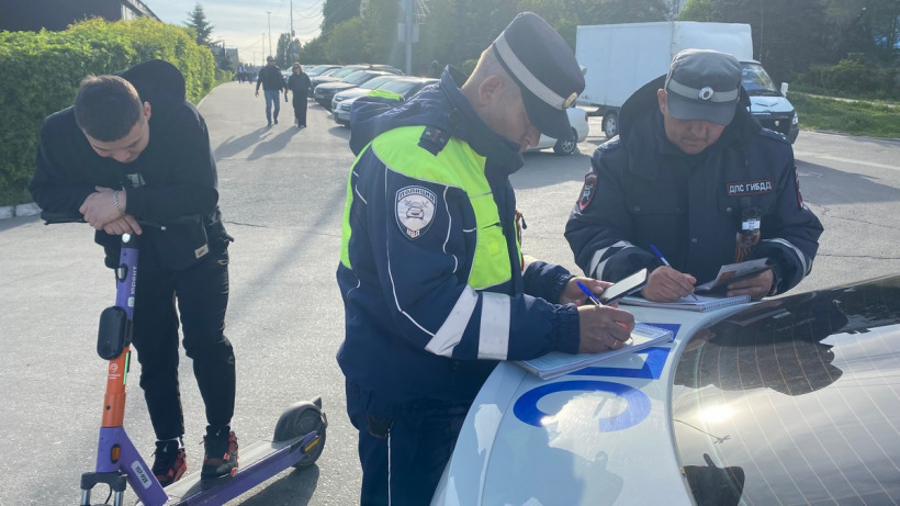 Полицейские остановили саратовцев, катавшихся по двое и по трое на электросамокатах