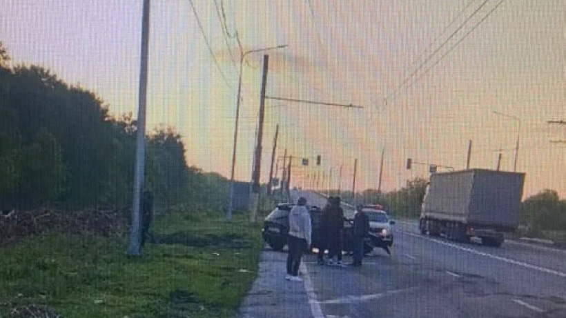 ДТП с четырьмя пострадавшими у Балакова. Юный водитель ночью врезался в столб