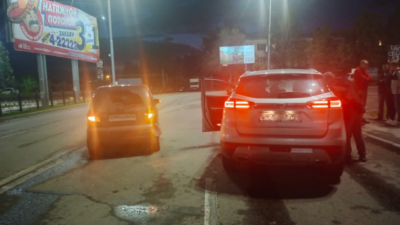 Вечером в Саратове Matiz врезался в Geely Atlas. Пострадала женщина