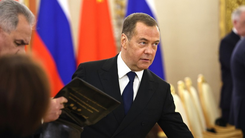 Кстати, привет Макрону. Медведев высказался о денонсации Госдумой ДОВСЕ