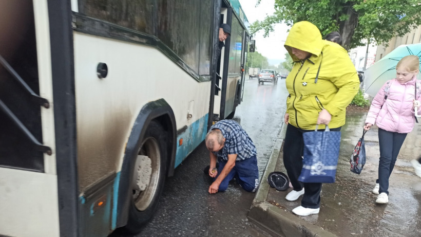 Водителя, выкинувшего мужчину из автобуса в Саратове, вызвали в мэрию для дачи объяснений