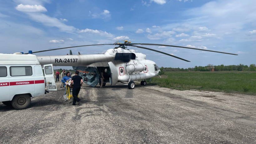 В Саратов на вертолете санавиации экстренно доставили беременную женщину и молодого мужчину из Балакова