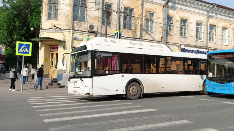 Саратовская пенсионерка упала в салоне автобуса 11. Её отвезли в больницу