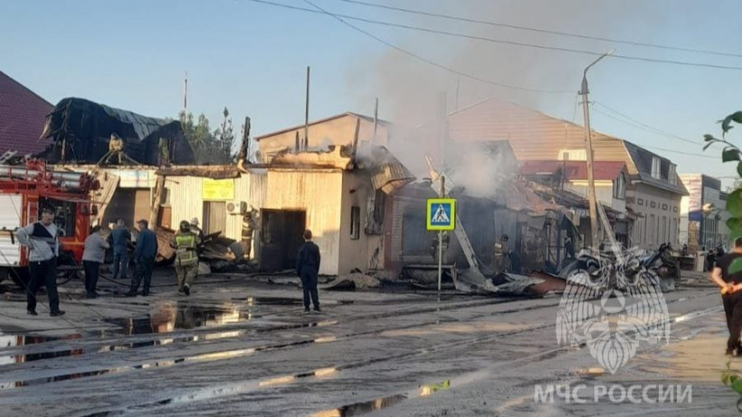 В Ершове пожар уничтожил шашлычную и пункты выдачи маркетплейсов