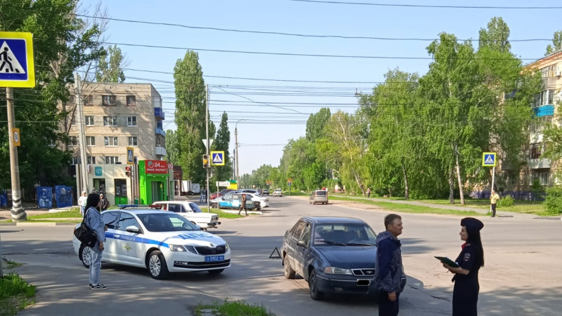 В Балакове 16-летняя девушка шла по зебре и попала под машину