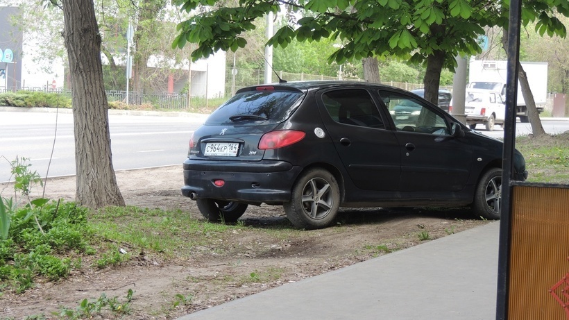 В Саратове автохам припарковался на «остатках газона»