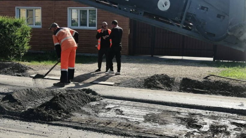 Подрядчика, в дождь положившего асфальт в Пугачеве, обязали за свой счет переделать работу