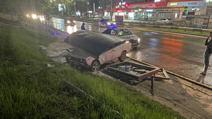 В Саратове молодой водитель шестерки снес остановку. Пострадали два пешехода