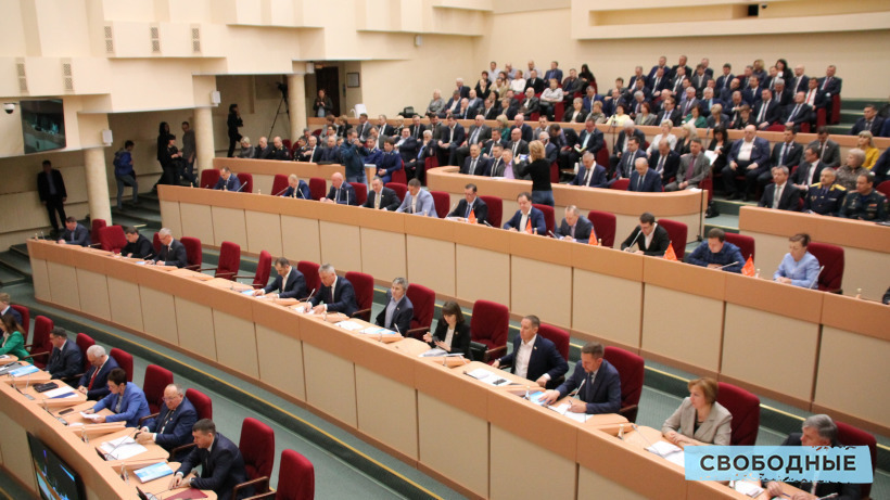 Саратовские депутаты решили поднять зарплату своим помощникам