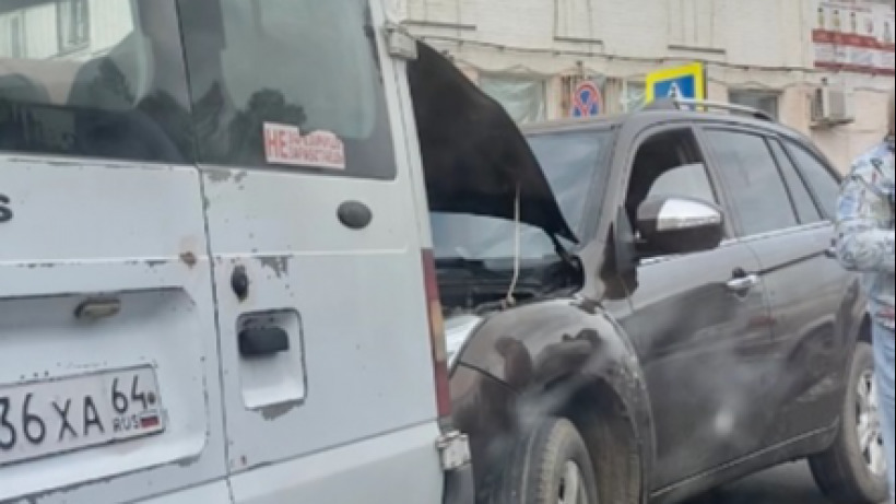 В Энгельсе иномарка врезалась в автобус. На месте работают медики и пожарные