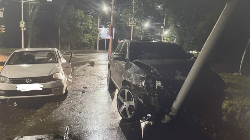 В Саратове Porsche Cayenne столкнулся с иномаркой и протаранил столб на тротуаре